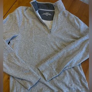 Vineyard Vines grey quarter zip. Men’s size M